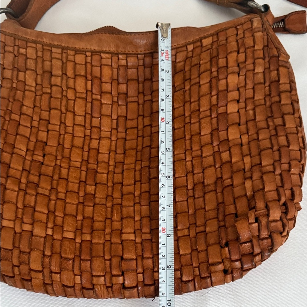 Vilenca Woven Tan Leather Crossbody Bag - Picture 3 of 8